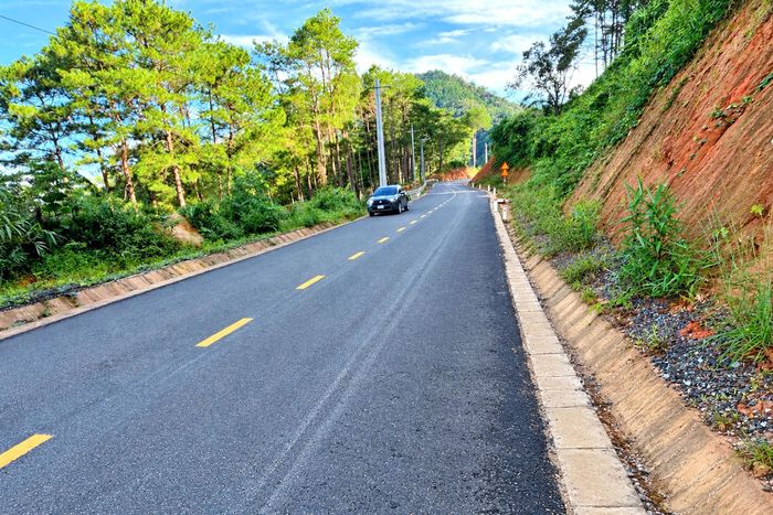 Tuyến tỉnh lộ ĐT722 nối Đà Lạt - Đưng K'Nớ - Đam Rông 4 - Đắk Lắk vừa hoàn thiện đã mở ra một chương mới cho nghề dệt tại nơi đây