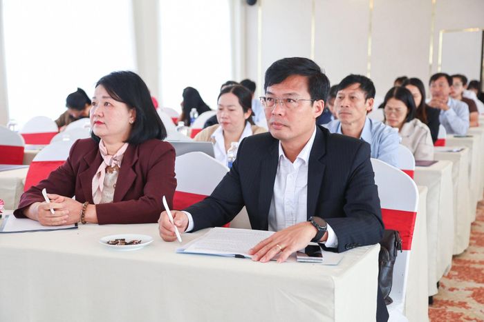 Đồng chí Đinh Văn Tuấn, Tỉnh ủy viên, Phó Chủ tịch UBND tỉnh, Trưởng Ban Vì sự tiến bộ của phụ nữ tỉnh Lâm Đồng (hàng đầu bên phải) cùng các đại biểu tham dự