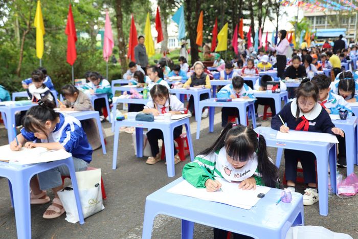 Các em thiếu nhi tham gia vòng chung kết Hội thi Vẽ tranh thiếu nhi tỉnh Lâm Đồng năm 2026 tại 3 điểm thi trên địa bàn tỉnh. (Ảnh: Đặng Hiền)