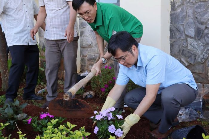 Các cơ quan, đơn vị trên địa bàn xã Nam Ban Lâm Hà hưởng ứng chiến dịch “Người người trồng hoa, nhà nhà trồng hoa, cây xanh”. (Ảnh: Hoàng Sa)