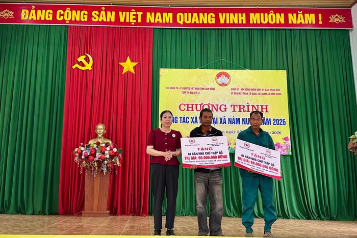 Trao tặng 2 căn nhà “Chữ thập đỏ” cho các hộ gia đình khó khăn tại xã Nâm Nung
