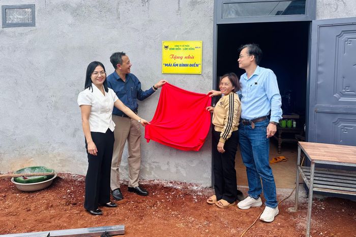 Thực hiện nghi thức bàn giao nhà "Mái ấm Bình Điền" cho bà Lê Thị Vinh, bon Đắk Prí, xã Nâm Nung