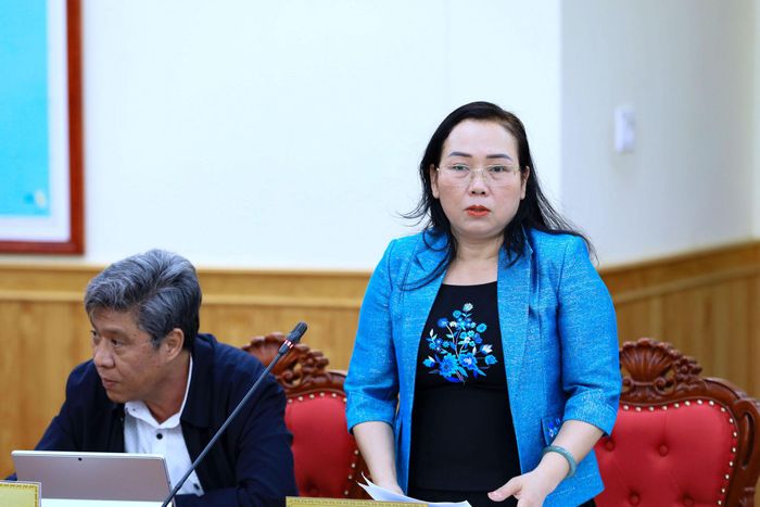 Tỉnh ủy viên, Phó Chủ tịch HĐND tỉnh kiêm Trưởng Ban Pháp chế HĐND tỉnh Lâm Đồng Mai Thị Xuân Trung báo cáo thẩm tra các tờ trình thuộc thẩm quyền