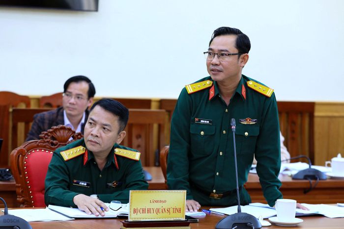 Đại diện Bộ Chỉ huy Quân sự tỉnh Lâm Đồng trao đổi một số ý kiến tại phiên họp