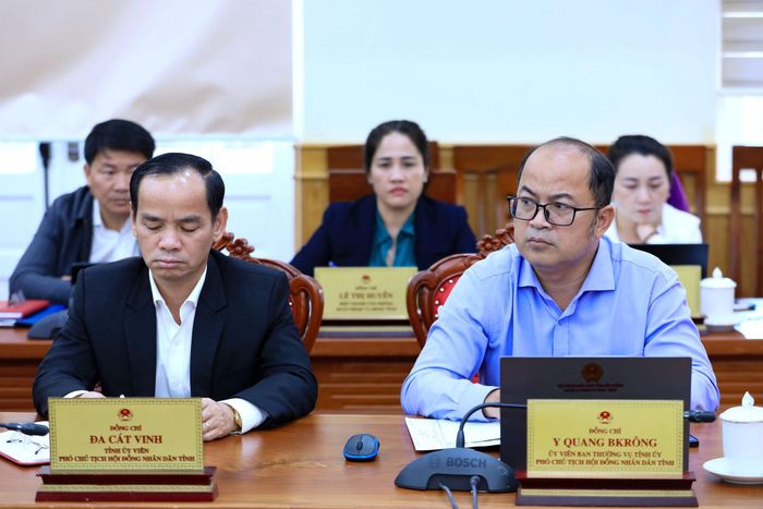 Ủy viên Ban Thường vụ Tỉnh ủy, Phó Chủ tịch HĐND tỉnh Lâm Đồng Y Quang BKrông và Tỉnh ủy viên, Phó Chủ tịch HĐND tỉnh Đa Cát Vinh theo dõi phiên họp