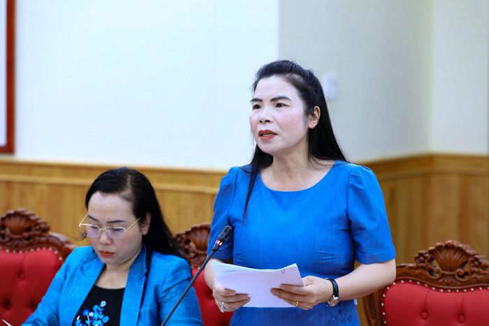 Tỉnh ủy viên, Trưởng Ban Kinh tế - Ngân sách HĐND tỉnh Lâm Đồng Phạm Thị Tường Vân báo cáo thẩm tra việc điều chỉnh chủ trương đầu tư dự án Đường bộ cao tốc Tân Phú - Bảo Lộc