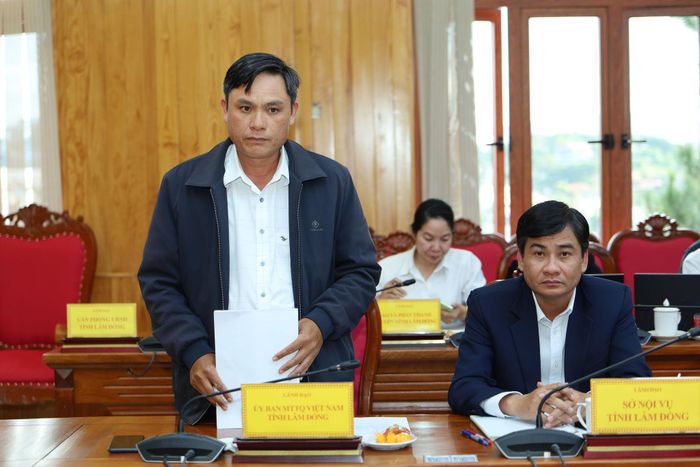 Phó trưởng Ban Dân chủ, Giám sát và Phản biện xã hội Ủy ban MTTQ Việt Nam tỉnh Lâm Đồng Trần Trọng Hải tham gia ý kiến tại buổi làm việc