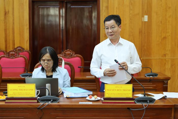 Phó Vụ trưởng Vụ Chính quyền địa phương - Bộ Nội vụ Nguyễn Hữu Thành tham gia ý kiến tại buổi làm việc