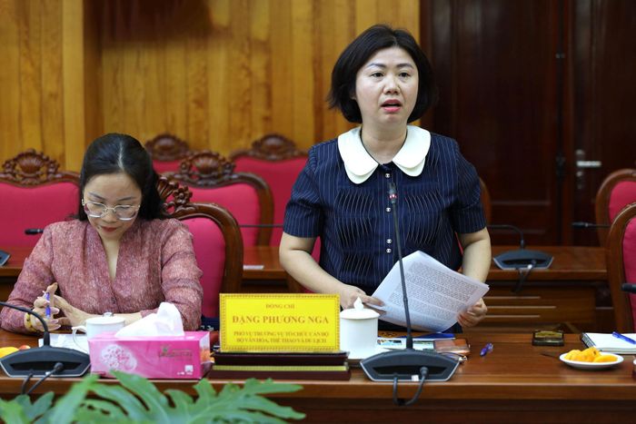 Phó Vụ trưởng Vụ Tổ chức cán bộ - Bộ Văn hóa, Thể thao và Du lịch Đặng Phương Nga tham gia ý kiến tại buổi làm việc