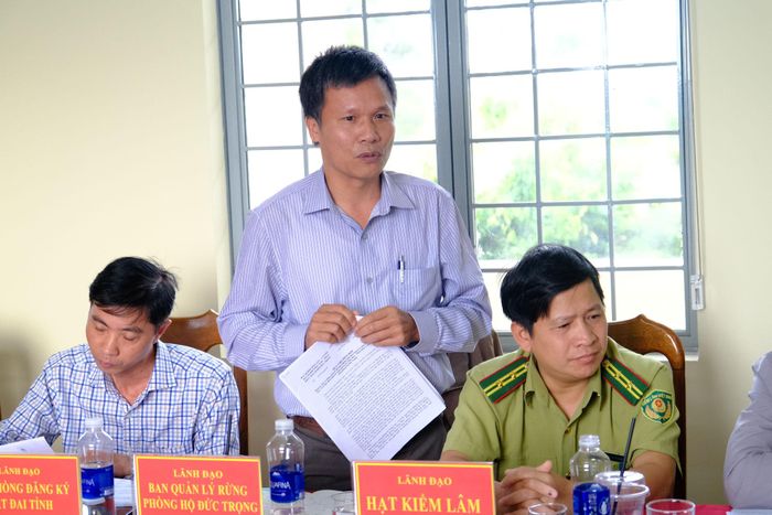 Ông Nguyễn Hữu Trung, Trưởng Ban Quản lý Rừng phòng hộ Đức Trọng báo cáo công tác quản lý bảo vệ rừng trên địa bàn