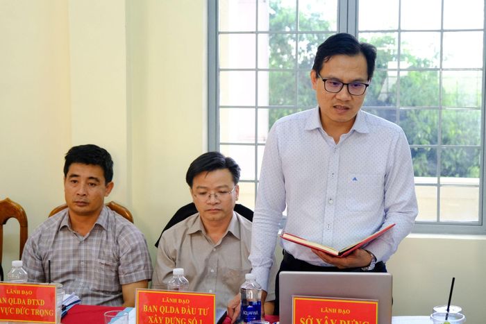 Ông Nguyễn Anh Tuấn, Phó Giám đốc Sở Xây dựng phát biểu làm rõ những khó khăn, vướng mắc của 2 địa phương trong quá trình thực hiện nhiệm vụ