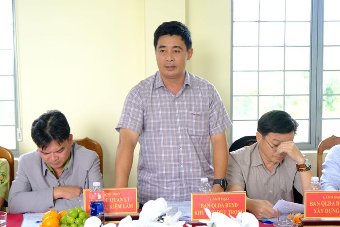 Ông Bùi Hồng Lĩnh, Giám đốc Ban Quản lý dự án đầu tư xây dựng khu vực Đức Trọng báo cáo tiến độ thực hiện giải ngân vốn đầu tư công trên địa bàn