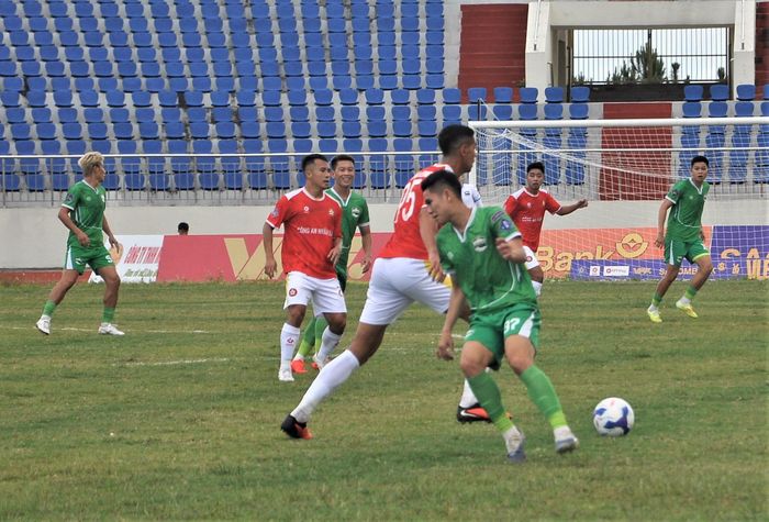 Với thể hình cao lớn, cầu thủ nhập tịch Đỗ Phi Long (áo đỏ) tranh bóng rất quyết liệt với 1 cầu thủ Lâm Đồng (áo xanh)