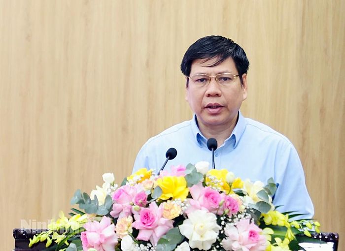 Tiến sĩ Lê Toàn Thắng, Phó Viện trưởng Viện Kinh tế - Xã hội và Môi trường, Học viện Chính trị quốc gia Hồ Chí Minh truyền đạt chuyên đề “Phát triển ngành Du lịch nhanh và bền vững”.