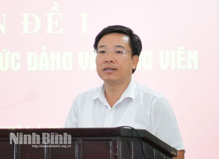 Đồng chí Lã Phú Minh, Phó Trưởng Phòng Tổ chức đảng và đảng viên, Ban Tổ chức Tỉnh ủy trình bày nội dung Chuyên đề "Nghiệp vụ công tác tổ chức đảng và đảng viên".