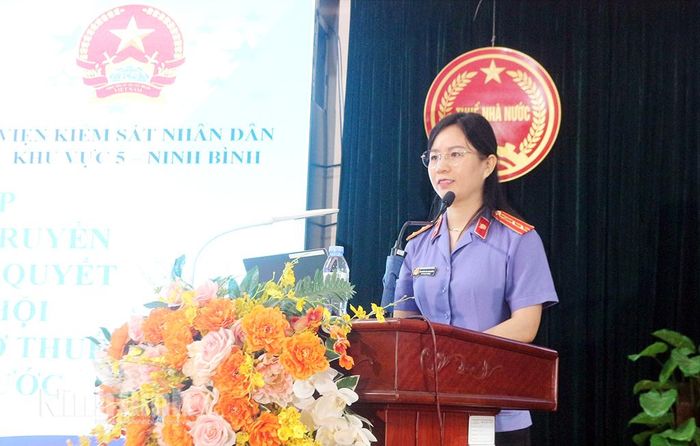 Đồng chí Nguyễn Thị Thu Hiền, Phó Viện trưởng Viện Kiểm sát Khu vực V phổ biến Nghị quyết số 205/2025/QH15, ngày 24/6/2025 của Quốc hội.