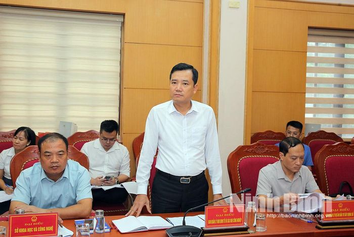 Lãnh đạo Ban Quản lý Khu kinh tế và các khu công nghiệp tỉnh phát biểu tại hội nghị.
