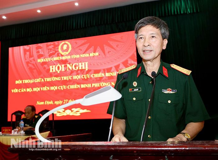 Đồng chí Bùi Văn Tuất, Phó Chủ tịch Uỷ ban MTTQ Việt Nam tỉnh, Chủ tịch Hội Cựu chiến binh tỉnh phát biểu tại hội nghị.