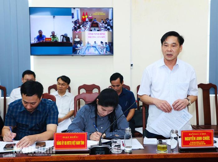 Đồng chí Nguyễn Anh Chức, Ủy viên Ban Thường vụ Tỉnh ủy, Phó Chủ tịch UBND tỉnh phát biểu tại buổi tiếp công dân.