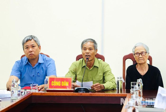Đại diện các hộ dân sinh sống tại khu dân cư Ao Cá, phường Yên Sơn trình bày kiến nghị.