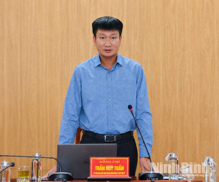 Đồng chí Bí thư Tỉnh uỷ Trần Huy Tuấn phát biểu kết luận phiên tiếp công dân.