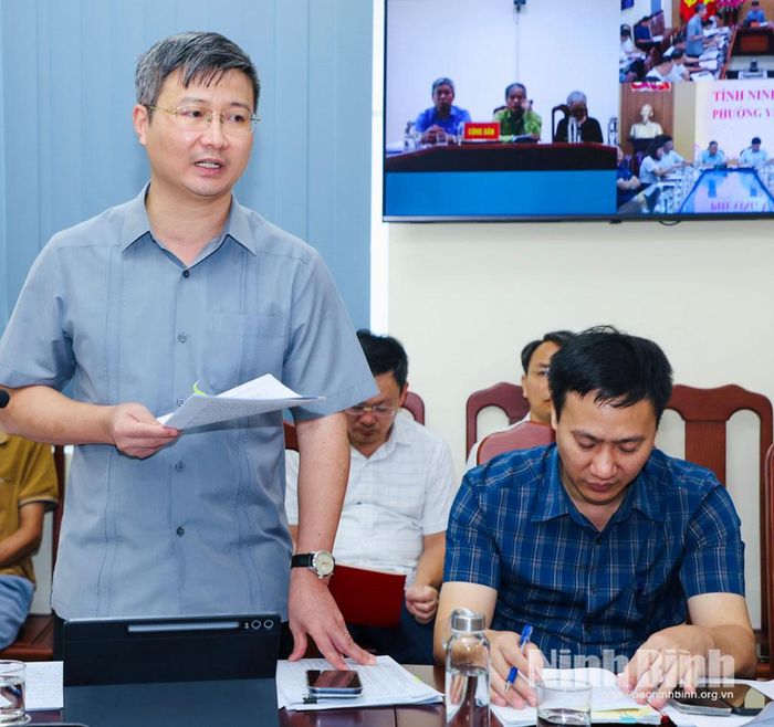 Đồng chí Lê Văn Cường, Tỉnh ủy viên, Chánh Thanh tra tỉnh phát biểu tại buổi tiếp công dân.