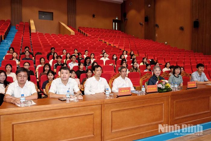 Các đại biểu dự Lễ khai giảng khóa học.