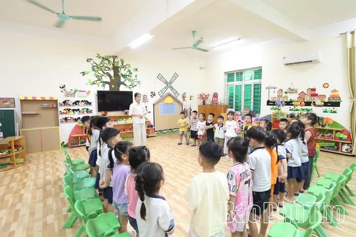 Giờ học vui nhộn và bổ ích của cô và trò Trường Mầm non Sơn Đông.