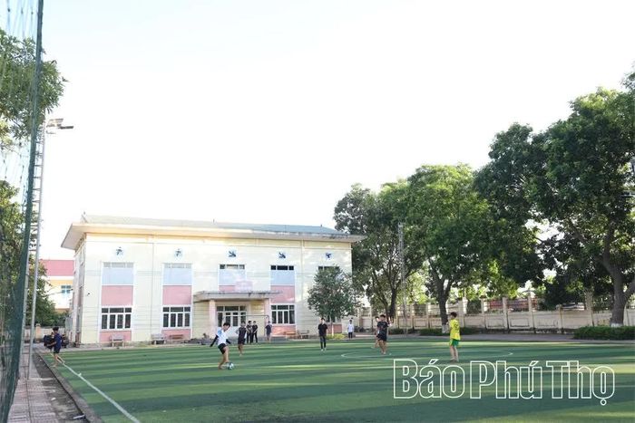 Sân bóng cỏ nhân tạo được đầu tư xây dựng tại các nhà trường đáp ứng nhu cầu luyện tập thể dục thể thao của học sinh.