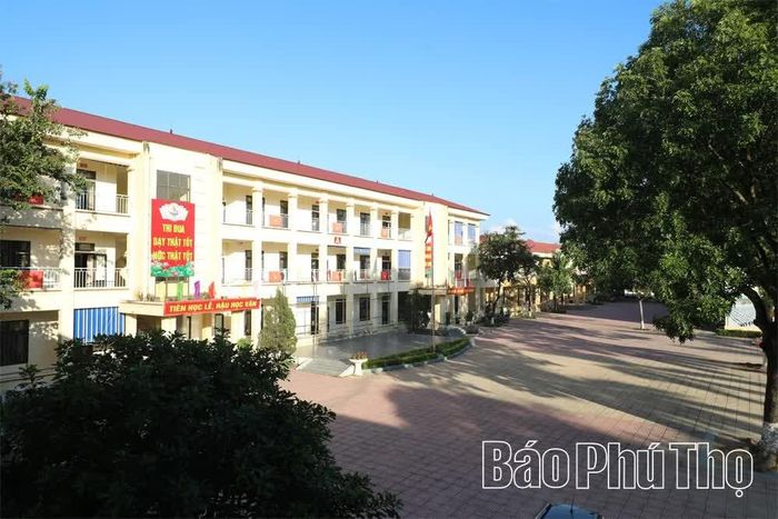 Trường THCS Trần Nguyên Hãn được đầu tư xây dựng cơ sở vật chất khang trang, hiện đại, đáp ứng tốt nhu cầu dạy và học của thầy và trò nhà trường.