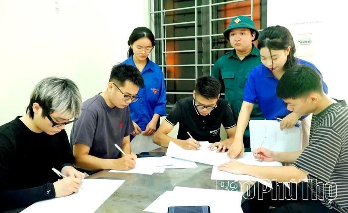 Thanh niên xã Yên Lạc tích cực động viên nhau viết đơn tình nguyện lên đường nhập ngũ.