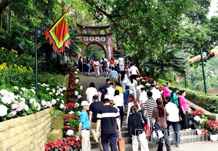 Dịp Giỗ Tổ Hùng Vương hằng năm, nhiều du khách trong và ngoài nước đến dâng hương tưởng niệm các Vua Hùng.