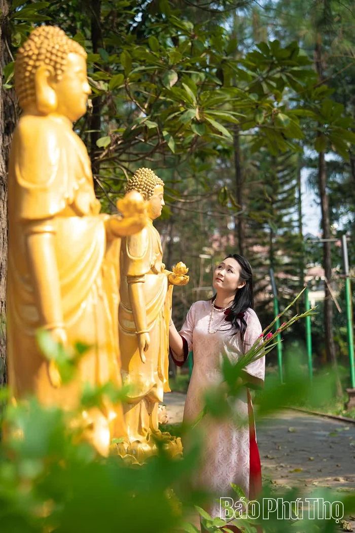 Trong tà áo dài truyền thống, khách hành hương khép lại hành trình khám phá chùa Hà bằng khoảnh khắc an nhiên, tĩnh tại.