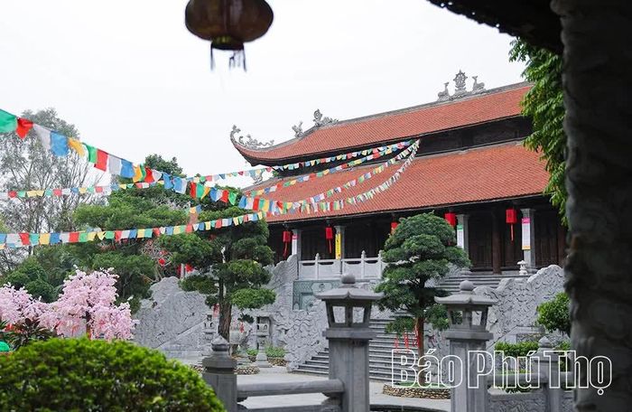 Khoảng sân rộng lát đá, những hàng cây được chăm sóc xanh tốt cùng mái chùa ngói đỏ tạo nên không gian thoáng đãng, thanh tịnh nơi cửa Phật.