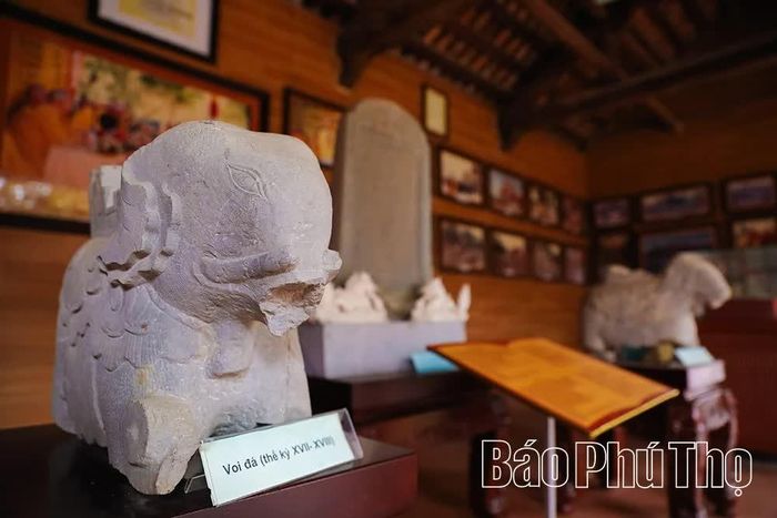 Hiện vật voi đá có niên đại được giới thiệu từ thế kỷ XVII–XVIII trưng bày trong không gian nhà gỗ, góp phần gợi mở câu chuyện về những lớp trầm tích văn hóa của ngôi chùa.
