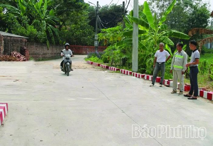Đường bê tông rộng 5m, dài hơn 400m ở thôn Vinh Phú, xã Tam Dương hoàn thành đưa vào sử dụng, tạo thuận lợi cho việc đi lại của người dân.