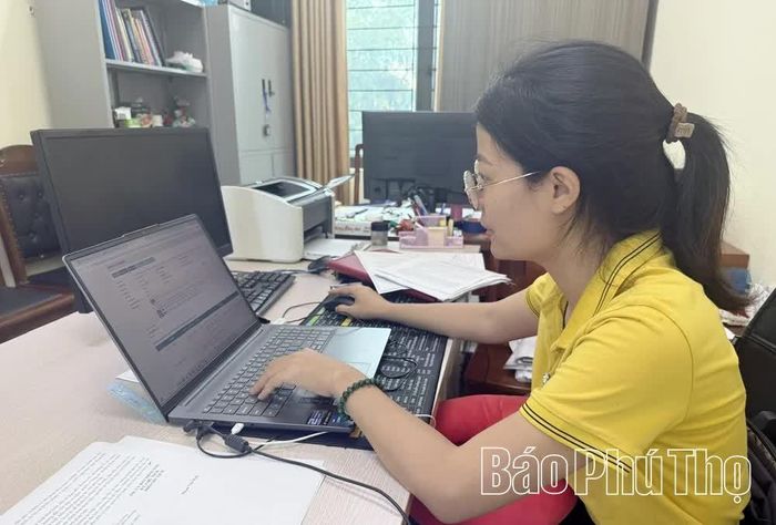 Cán bộ phường Xuân Hòa ứng dụng công nghệ thông tin trong xử lý công việc, từng bước đổi mới phương thức quản lý, nâng cao hiệu quả hoạt động của chính quyền cơ sở.
