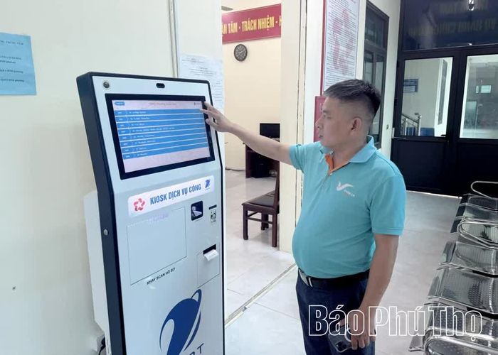 Người dân sử dụng máy lấy số thứ tự tại Trung tâm Phục vụ hành chính công phường Xuân Hòa.