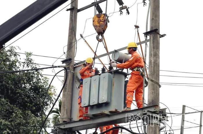 Công nhân Công ty Điện lực Phú Thọ kiểm tra trạm biến áp, đảm bảo an toàn kỹ thuật, vận hành cung cấp điện phục vụ sản xuất và sinh hoạt.