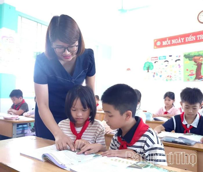 Giáo viên Trường Tiểu học Phùng Nguyên, xã Phùng Nguyên luôn nỗ lực nâng cao chất lượng và uy tín của nhà trường.
