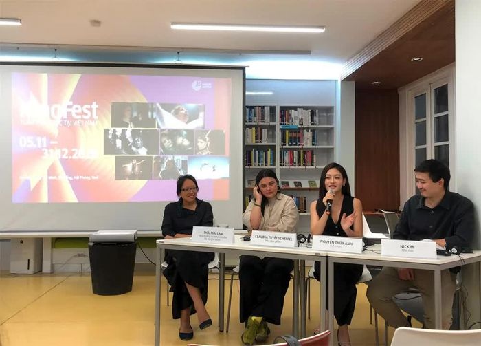 Diễn viên Nguyễn Thùy Anh chia sẻ tại buổi họp báo KinoFest 2026. Ảnh: V.H