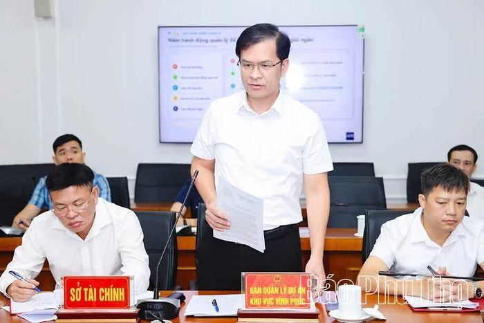 Đại diện Ban Quản lý dự án khu vực Vĩnh Phúc báo cáo kết quả triển khai dự án tại buổi làm việc.