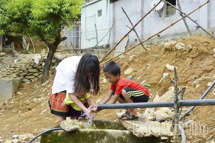 Các công trình cấp nước sinh hoạt tự chảy tại xã Pà Cò chỉ bảo đảm cung cấp nước cho người dân khoảng 6 tháng/năm.