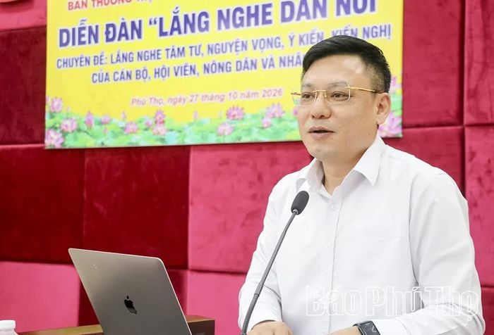 Đồng chí Phó Chủ tịch Ủy ban MTTQ Việt Nam tỉnh, Chủ tịch Hội Nông dân tỉnh Hoàng Xuân Giao tiếp thu, giải trình một số ý kiến của hội viên nông dân.