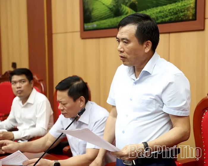 Lãnh đạo Sở Khoa học và Công nghệ báo cáo chủ trương đầu tư Dự án "Xây dựng, vận hành Trung tâm giám sát, điều hành thông minh (IOC) và Kho dữ liệu dùng chung tỉnh Phú Thọ".