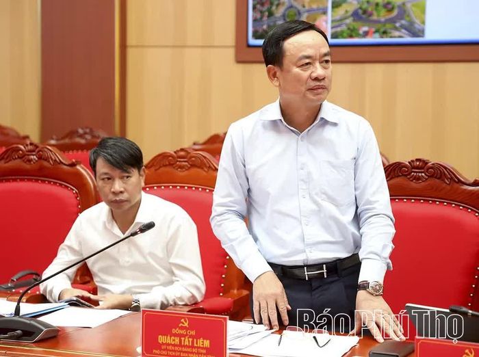 Đồng chí Phó Chủ tịch UBND tỉnh Quách Tất Liêm phát biểu tại hội nghị.