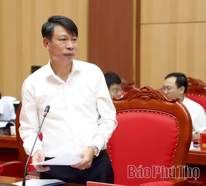 Đồng chí Phó Chủ tịch UBND tỉnh Nguyễn Khắc Hiếu phát biểu tại hội nghị.