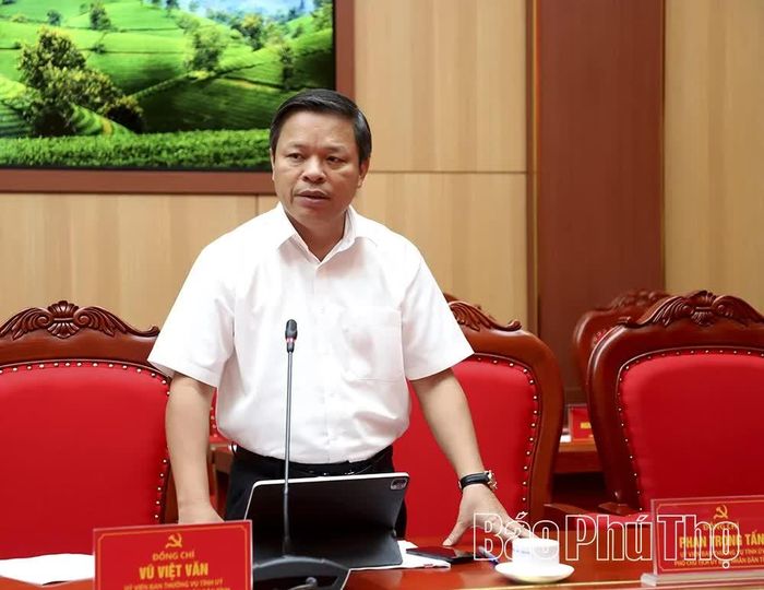 Đồng chí Phó Chủ tịch UBND tỉnh Phan Trọng Tấn phát biểu tại hội nghị.