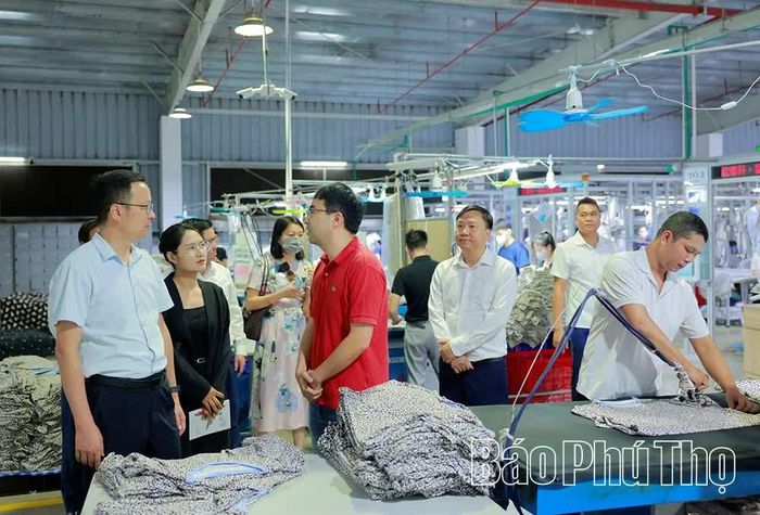 Đoàn công tác tham quan các công đoạn sản xuất tại Công ty TNHH Sunrise, Khu công nghiệp Cẩm Khê. 