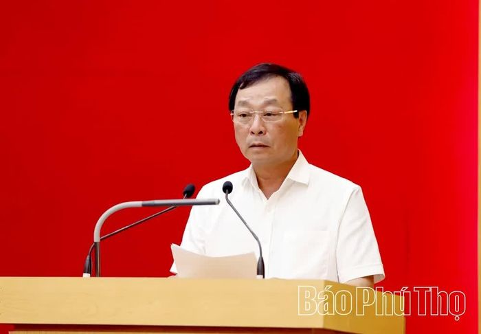 Đồng chí Phó Bí thư Thường trực Tỉnh ủy Bùi Văn Quang điều hành phần thảo luận tại hội nghị.